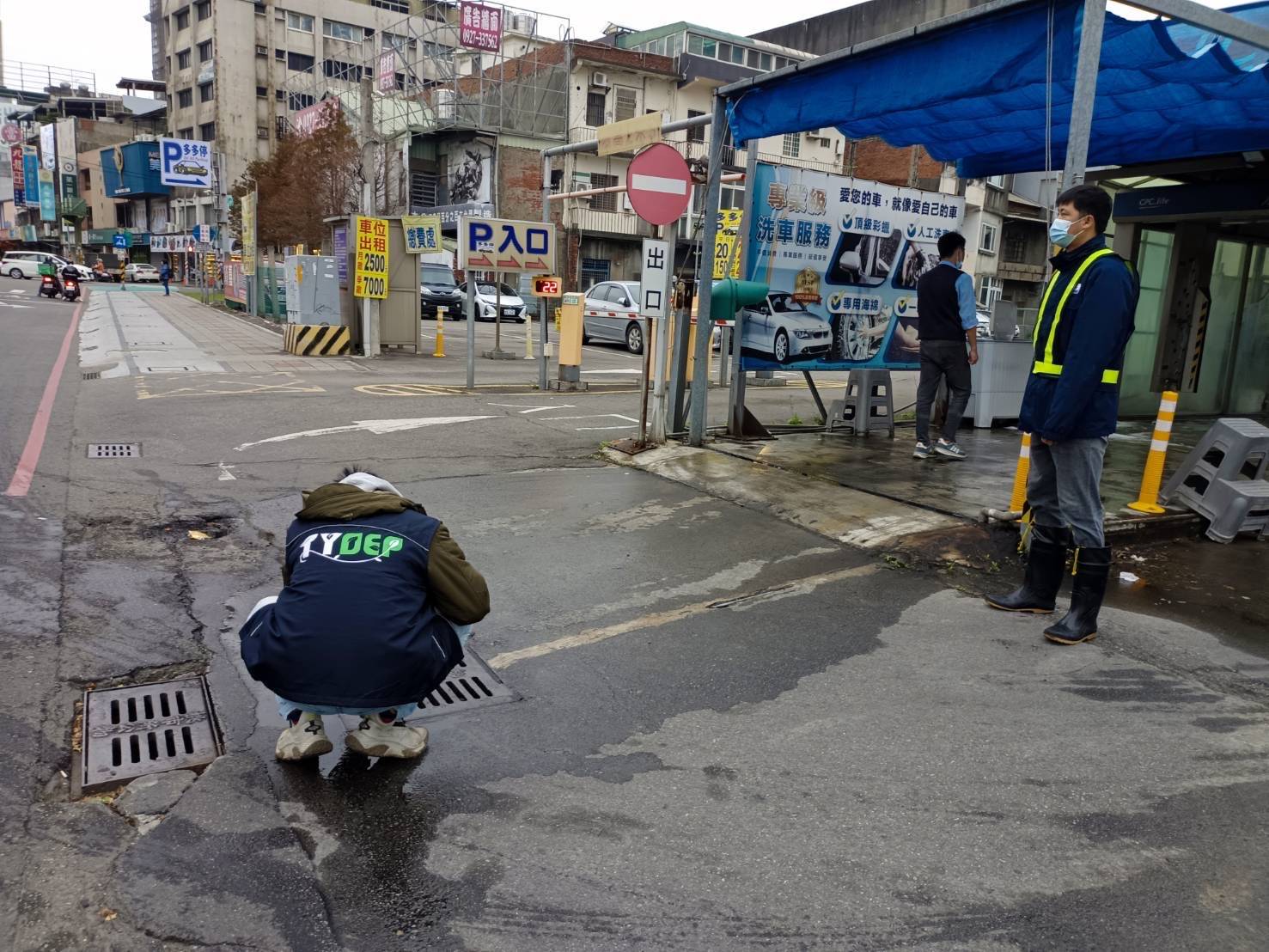 春節違法沒有假期 南崁溪大量泡沫環保局溯源查獲違規加油站洗車場 最高可罰300萬元.jpg